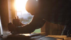 Взгляд конца-вверх людей работая с электрическим зигзагом и деревянной планкой пирофакел солнца на предпосылке акции видеоматериалы Взгляд конца-вверх людей работая с электрическим зигзагом и деревянной планкой пирофакел солнца на предпосылке акции видеоматериалы