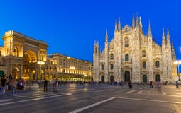 Взгляд ночи собора милана (di Милана Duomo), галереи Vittorio Emanuele II и аркады del Duomo в милане Стоковые Изображения Взгляд ночи собора милана (di Милана Duomo), галереи Vittorio Emanuele II и аркады del Duomo в милане Стоковые Изображения