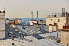 Взгляд парижских крыш и Эйфелевой башни от Montmarte, Парижа, Франции Стоковые Фото Взгляд парижских крыш и Эйфелевой башни от Montmarte, Парижа, Франции Стоковые Фото