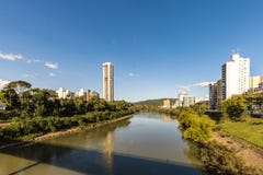 Взгляд реки Itajai на Blumenau, Санта-Катарина Стоковое фото RF Взгляд реки Itajai на Blumenau, Санта-Катарина Стоковое фото RF