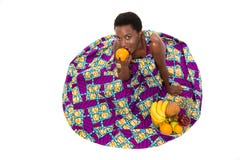 Взгляд сверху счастливой Афро-американской женщины в красочных sundress Стоковое фото RF Взгляд сверху счастливой Афро-американской женщины в красочных sundress Стоковое фото RF