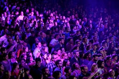 Взгляд сверху людей хлопая в концерте на discotheque Razzmatazz стоковое фото Взгляд сверху людей хлопая в концерте на discotheque Razzmatazz стоковое фото
