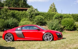 Взгляд со стороны подгонянного красного Audi R8 стоковое изображение rf Взгляд со стороны подгонянного красного Audi R8 стоковое изображение rf
