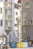 Взгляд улицы старого города Цюриха с фонтаном в Швейцарии Стоковые Изображения Взгляд улицы старого города Цюриха с фонтаном в Швейцарии Стоковые Изображения