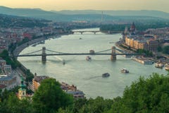 Взгляд холма Gelert моста Szechenyi стоковые фотографии rf Взгляд холма Gelert моста Szechenyi стоковые фотографии rf