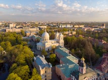Взгляд Aeral к святой троице Александру Nevsky Lavra Архитектурный комплекс с правоверным монастырем, неоклассическим собором стоковые изображения rf Взгляд Aeral к святой троице Александру Nevsky Lavra Архитектурный комплекс с правоверным монастырем, неоклассическим собором стоковые изображения rf
