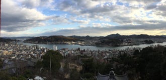 Взгляд habour панорамы с shimmer захода солнца, Onomichi, Хиросимой, Японией стоковое изображение Взгляд habour панорамы с shimmer захода солнца, Onomichi, Хиросимой, Японией стоковое изображение