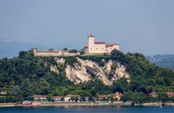 Взгляд Rocca Borromea в городке Angera, Angera, озера Maggiore, Варезе, Ломбардии, Италии стоковые фотографии rf Взгляд Rocca Borromea в городке Angera, Angera, озера Maggiore, Варезе, Ломбардии, Италии стоковые фотографии rf