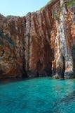 Взгляд Seascape к водам бирюзы Адриатического моря в острове Hvar Хорватии, голубых пещерах Известное назначение перемещения плав стоковые изображения rf Взгляд Seascape к водам бирюзы Адриатического моря в острове Hvar Хорватии, голубых пещерах Известное назначение перемещения плав стоковые изображения rf