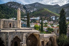 Взгляд аббатства Bellapais с деревней на предпосылке Kyrenia стоковые изображения Взгляд аббатства Bellapais с деревней на предпосылке Kyrenia стоковые изображения