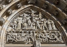 Взгляд большей западной двери, собор крупного плана St Vitus, замок Праги, чехия стоковое изображение Взгляд большей западной двери, собор крупного плана St Vitus, замок Праги, чехия стоковое изображение
