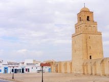 Взгляд большей мечети мечети Uqba в Kairouan, Тунисе, Северной Африке стоковое изображение rf Взгляд большей мечети мечети Uqba в Kairouan, Тунисе, Северной Африке стоковое изображение rf