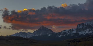 Взгляд восхода солнца держателя Sneffels и гор Сан-Хуана вне r стоковое фото Взгляд восхода солнца держателя Sneffels и гор Сан-Хуана вне r стоковое фото