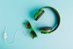 Взгляд высокого угла наушников, солнечных очков и концепции музыки кабеля творческой стоковые фото Взгляд высокого угла наушников, солнечных очков и концепции музыки кабеля творческой стоковые фото
