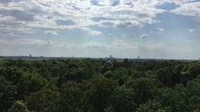 Взгляд глаза птицы Tempelhofer Feld и мечети в Берлине, Германии акции видеоматериалы Взгляд глаза птицы Tempelhofer Feld и мечети в Берлине, Германии акции видеоматериалы