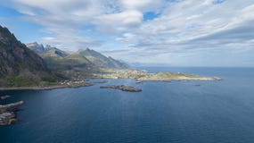 Взгляд гор и дороги в островах Lofoten, Норвегии Красивая панорама лета стоковая фотография rf Взгляд гор и дороги в островах Lofoten, Норвегии Красивая панорама лета стоковая фотография rf