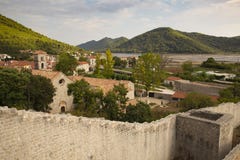 Взгляд городка Ston и своих защитительных стен, полуострова Peljesac, Хорватии Ston было главным фортом республики Ragusan стоковые изображения Взгляд городка Ston и своих защитительных стен, полуострова Peljesac, Хорватии Ston было главным фортом республики Ragusan стоковые изображения