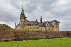 Взгляд дворца Kronborg и защитительных стен, Дании стоковые изображения rf Взгляд дворца Kronborg и защитительных стен, Дании стоковые изображения rf