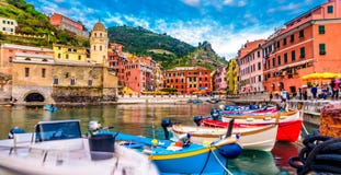 Взгляд деревни Vernazza, Cinque Terre, Италии Взгляд от пристани к деревне стоковое фото rf Взгляд деревни Vernazza, Cinque Terre, Италии Взгляд от пристани к деревне стоковое фото rf