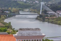 Взгляд детали традиционного камина, с запачканными рекой Mondego и мостом Rainha Santa Isabel как предпосылка в Коимбре, Португал стоковое изображение Взгляд детали традиционного камина, с запачканными рекой Mondego и мостом Rainha Santa Isabel как предпосылка в Коимбре, Португал стоковое изображение