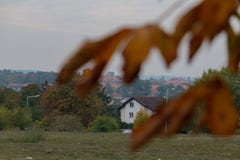 Взгляд дома через листья стоковое изображение Взгляд дома через листья стоковое изображение