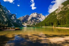 Взгляд заколдованного высокогорного озера: Braies Pragser Wildsee, альт Адидже, Италия Стоковые Фото Взгляд заколдованного высокогорного озера: Braies Pragser Wildsee, альт Адидже, Италия Стоковые Фото