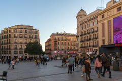 Взгляд захода солнца идя людей на Callao Квадрате Площади del Callao в городе Мадрида, Испании стоковое фото Взгляд захода солнца идя людей на Callao Квадрате Площади del Callao в городе Мадрида, Испании стоковое фото