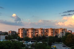 Взгляд захода солнца типичного жилого дома от коммунистического периода в городе Пловдива, Bulg стоковая фотография rf Взгляд захода солнца типичного жилого дома от коммунистического периода в городе Пловдива, Bulg стоковая фотография rf