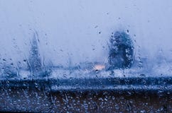 Взгляд из окна на влажном ландшафте зимы Влажный снег и белые крыши стоковые фото Взгляд из окна на влажном ландшафте зимы Влажный снег и белые крыши стоковые фото