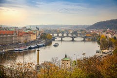 Взгляд к историческим мостам, городку Праги старым и реке Влтавы от пункта популярного представления в парке или Letenske Letna стоковое фото Взгляд к историческим мостам, городку Праги старым и реке Влтавы от пункта популярного представления в парке или Letenske Letna стоковое фото