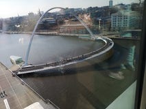 Взгляд к Ньюкасл на Tyne включая мост, River Tyne и quayside тысячелетия стоковая фотография Взгляд к Ньюкасл на Tyne включая мост, River Tyne и quayside тысячелетия стоковая фотография