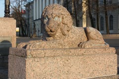 взгляд каменного льва и здания с куполом стоковое фото rf взгляд каменного льва и здания с куполом стоковое фото rf