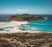 Взгляд красивого пляжа в острове лагуны, и Gramvousa Balos на Крите, Греции Солнечный день, голубое небо с облаками стоковая фотография Взгляд красивого пляжа в острове лагуны, и Gramvousa Balos на Крите, Греции Солнечный день, голубое небо с облаками стоковая фотография