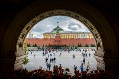 Взгляд красной площади от ворот торгового центра КАМЕДИ на красной площади в Москве, России стоковые фотографии rf Взгляд красной площади от ворот торгового центра КАМЕДИ на красной площади в Москве, России стоковые фотографии rf