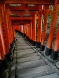 Взгляд красных ворот Torii на святыне Fushimi Inari в Киото стоковое фото Взгляд красных ворот Torii на святыне Fushimi Inari в Киото стоковое фото
