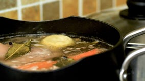 Взгляд крупного плана мяса говядины при морковь и лук кипя в лотке для супа или тушёного мяса Стоковая Фотография RF Взгляд крупного плана мяса говядины при морковь и лук кипя в лотке для супа или тушёного мяса Стоковая Фотография RF