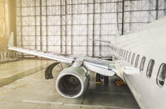 Взгляд крыла и двигателя ремонта воздушных судн в ангаре Стоковые Фотографии RF Взгляд крыла и двигателя ремонта воздушных судн в ангаре Стоковые Фотографии RF