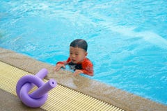 Взгляд мальчика на пене лапши для учит заплывание на стороне poo воды стоковые фото Взгляд мальчика на пене лапши для учит заплывание на стороне poo воды стоковые фото