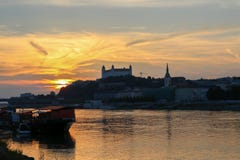 Взгляд на замке Братиславы и старом городке над рекой Дунаем в Братиславе, Словакии стоковое фото Взгляд на замке Братиславы и старом городке над рекой Дунаем в Братиславе, Словакии стоковое фото