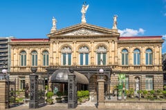 Взгляд на здании национального театра в Сан-Хосе - Коста-Рика стоковые изображения rf Взгляд на здании национального театра в Сан-Хосе - Коста-Рика стоковые изображения rf