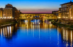 Взгляд ночи Ponte Vecchio над рекой Арно в Флоренсе Стоковые Изображения RF Взгляд ночи Ponte Vecchio над рекой Арно в Флоренсе Стоковые Изображения RF