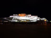 Взгляд ночи дворца Лхасы Potala стоковые фотографии rf Взгляд ночи дворца Лхасы Potala стоковые фотографии rf