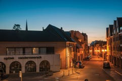 Взгляд ночи улицы с домами на сумраке в Tielt стоковые фото Взгляд ночи улицы с домами на сумраке в Tielt стоковые фото