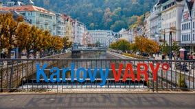 Взгляд осени старого городка Karlovy меняет Карлсбад, чеха Republ стоковое фото rf Взгляд осени старого городка Karlovy меняет Карлсбад, чеха Republ стоковое фото rf