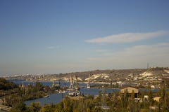 Взгляд от вершины залива моря с кранами и кораблями на сонный день стоковое фото rf Взгляд от вершины залива моря с кранами и кораблями на сонный день стоковое фото rf