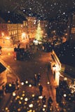 Взгляд от Карлова моста к небольшому квадрату в Праге стоковые изображения Взгляд от Карлова моста к небольшому квадрату в Праге стоковые изображения