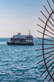 Взгляд от обваловки на кораблях стоя в рейде в Стамбуле, Турции стоковое фото Взгляд от обваловки на кораблях стоя в рейде в Стамбуле, Турции стоковое фото