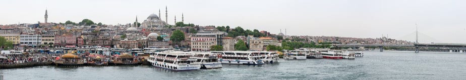 Взгляд панорамы обваловки азиатской стороны Стамбула с кораблями, людьми, зданиями и мечетями, Турцией стоковое изображение Взгляд панорамы обваловки азиатской стороны Стамбула с кораблями, людьми, зданиями и мечетями, Турцией стоковое изображение