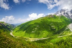 Взгляд пейзажа на горах Svaneti Красивые зеленые гористые местности в Georgia стоковые изображения rf Взгляд пейзажа на горах Svaneti Красивые зеленые гористые местности в Georgia стоковые изображения rf