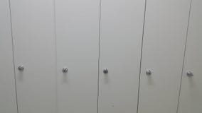 Взгляд перспективы шкафчиков или кухонных шкафов в ряд с белыми дверями стоковое изображение Взгляд перспективы шкафчиков или кухонных шкафов в ряд с белыми дверями стоковое изображение